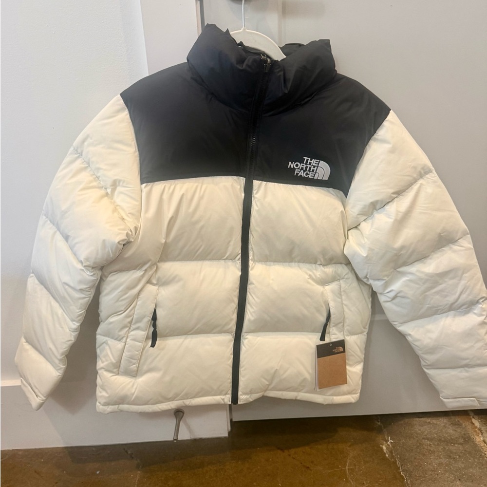 The North Face 1996 Retro Nuptse 700
NEW with tags! MENS SMALL
